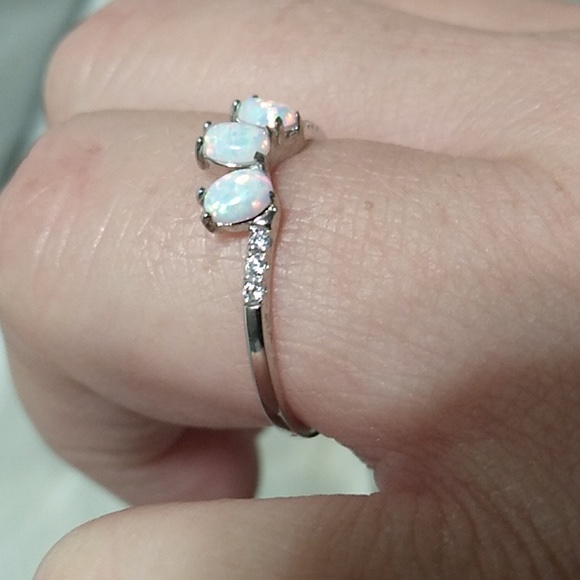 SALE! NWOT Dainty 925 Stamped White Opal & Cz Diamond Ring 💍 ♥ - Picture 4 of 7